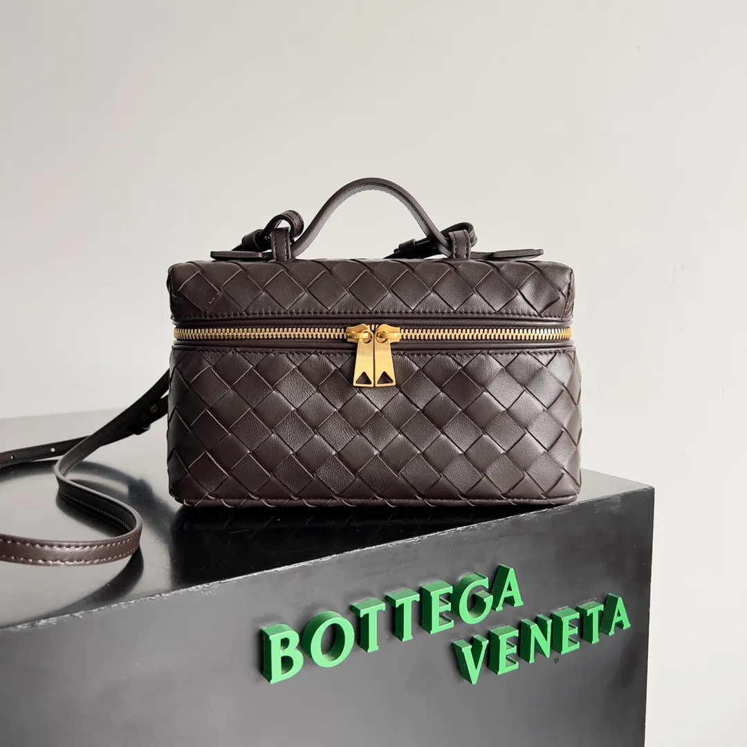 Batch 1360 Bottega Veneta 24 spring and summer woven zipper crossbody bag. A crossbody bag that can be used as a cosmetic bag. The exquisite weaving and compact body are an indispensable accessory for the upcoming summer. The double zipper also better protects the bag. It has a large capacity. If you like it, don’t miss it. Style number: 789109 Size: 22*12.5*5cm